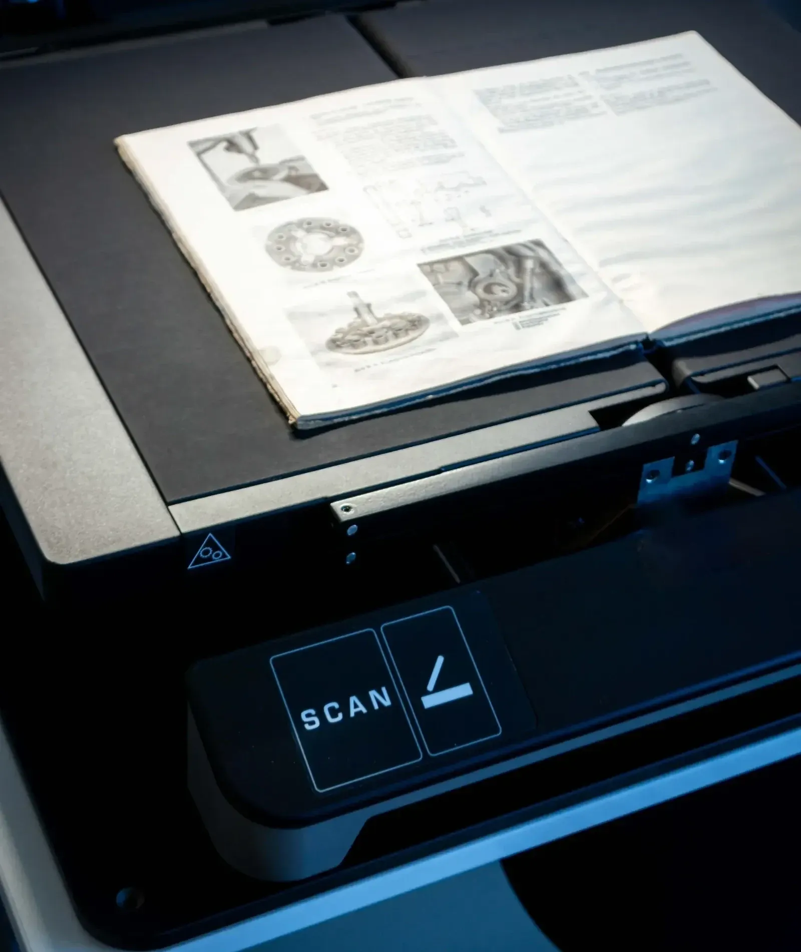Buchscanner digitalisiert ein aufgeschlagenes Buch